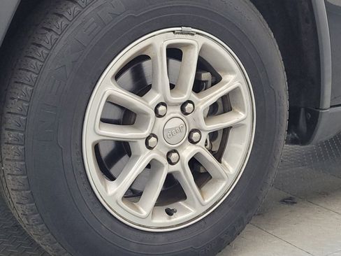 Used 2019 Jeep Grand Cherokee Laredo RWD image 31