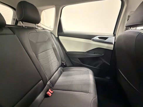 Used 2026 Volkswagen Taos SE w/ Panoramic Sunroof Package FWD image 33