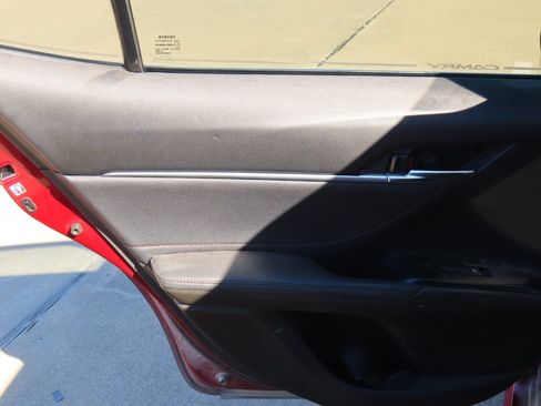 Used 2018 Toyota Camry XLE image 15