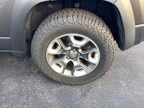 Used 2019 Jeep Cherokee Trailhawk w/ Cold Weather Group AWD/4WD image 41