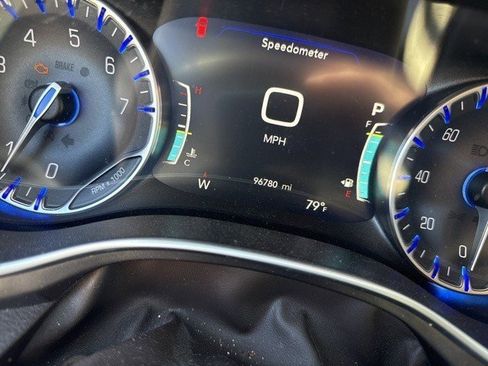 Used 2018 Chrysler Pacifica Touring-L Plus image 2