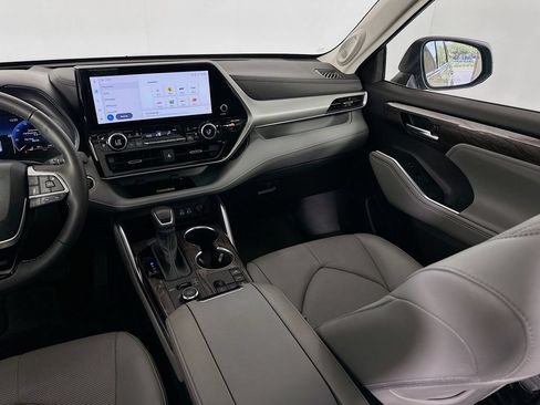 Certified 2025 Toyota Highlander Platinum AWD/4WD image 24
