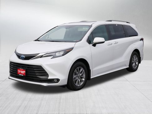 Certified 2025 Toyota Sienna XLE w/ XLE Plus Package image 3