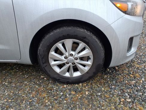 Used 2017 Kia Sedona L image 7