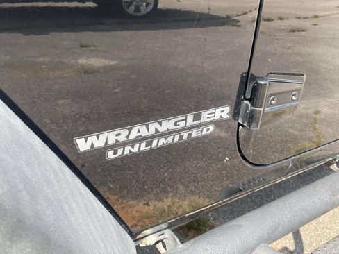 Used 2016 Jeep Wrangler Unlimited Rubicon w/ Connectivity Group AWD/4WD image 5
