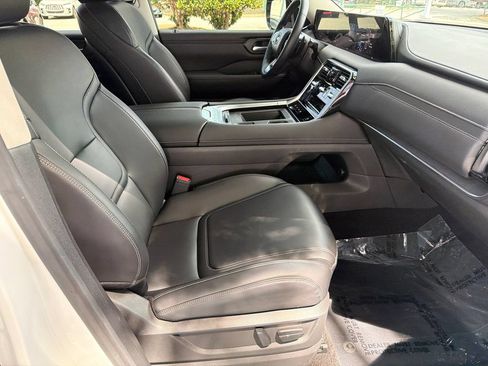 Used 2025 Nissan Armada SV AWD/4WD image 13