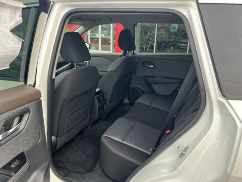 Used 2022 Nissan Rogue SV image 6