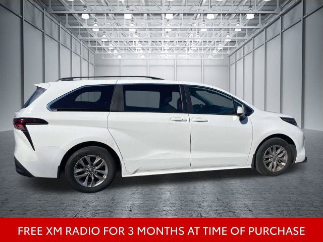 Used 2024 Toyota Sienna LE AWD/4WD image 5