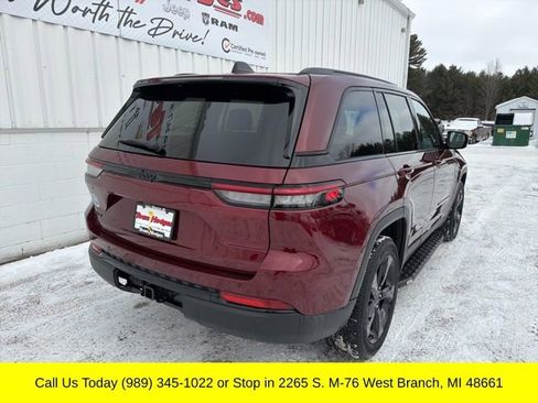 Used 2025 Jeep Grand Cherokee Altitude image 11