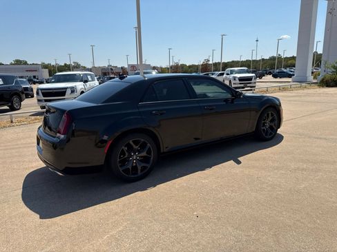 Used 2023 Chrysler 300 S w/ Comfort Group RWD image 2