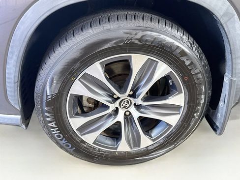 Used 2020 Toyota Highlander XLE AWD/4WD image 40