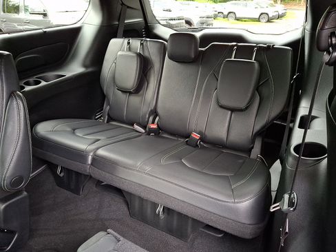 Used 2022 Chrysler Pacifica Touring-L w/ S Appearance Package FWD image 11