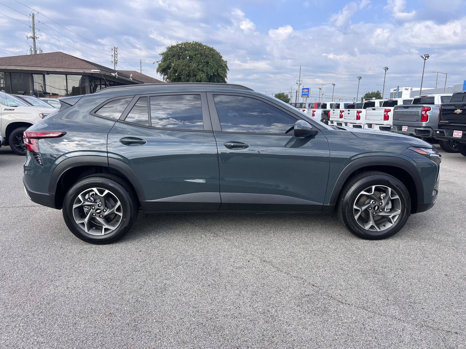 Used 2025 Chevrolet Trax LT w/ Driver Confidence Package FWD image 32