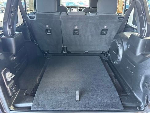 Used 2018 Jeep Wrangler Unlimited Sahara image 19