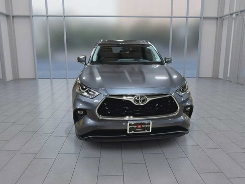 Used 2022 Toyota Highlander Limited AWD/4WD image 3