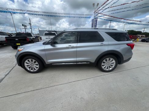 Used 2022 Ford Explorer Limited w/ Equipment Group 301A RWD image 6