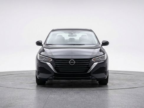 Used 2025 Nissan Sentra SV image 2