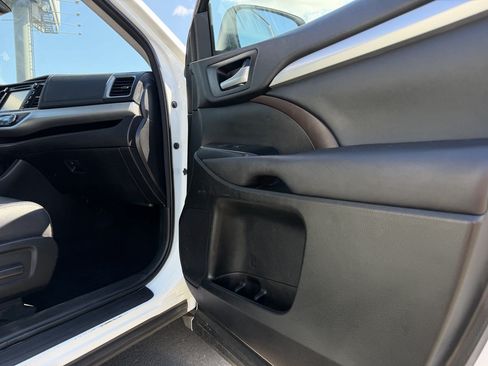 Used 2017 Toyota Highlander SE AWD/4WD image 18