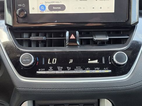 Used 2025 Toyota Corolla Cross AWD Hybrid w/ Moonroof Package image 17