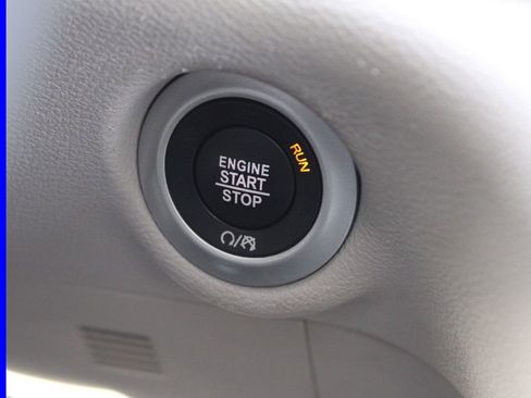 Used 2023 Chrysler Pacifica Touring-L image 33