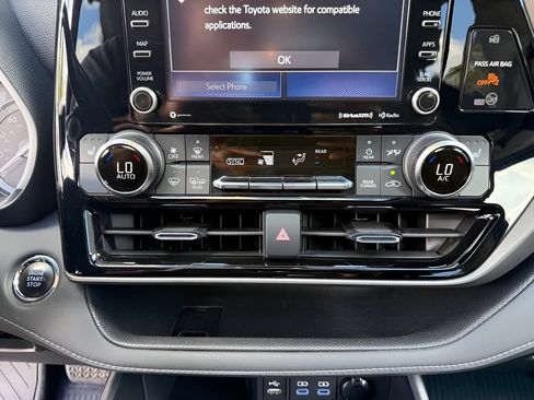 Used 2022 Toyota Highlander XLE AWD/4WD image 19