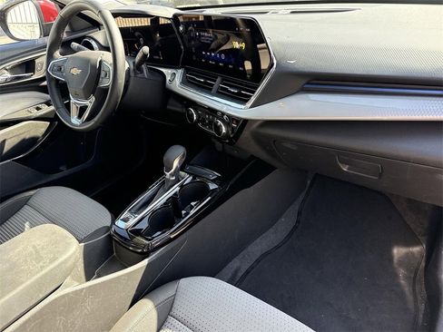 Used 2025 Chevrolet Trax LT w/ LT Convenience Package image 25