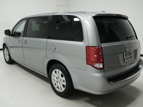 Used 2018 Dodge Grand Caravan SE w/ UConnect Hands-Free Group image 6