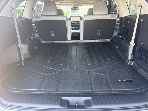 Used 2024 Toyota Highlander XLE FWD image 13