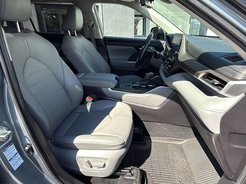 Used 2021 Toyota Highlander XLE AWD/4WD image 21
