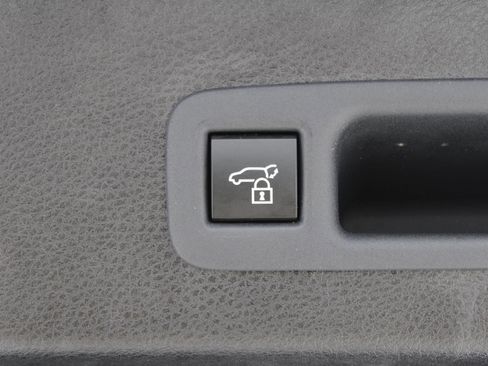 Used 2025 Toyota Sienna XLE image 9