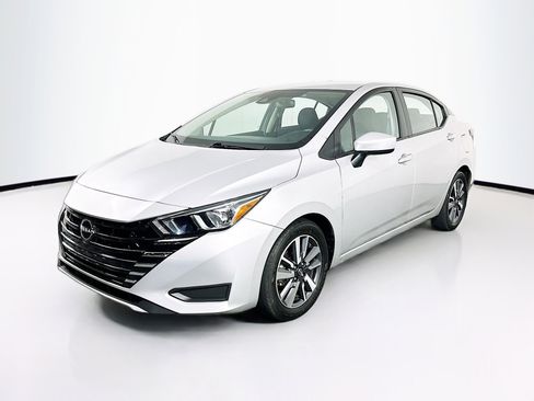 Used 2023 Nissan Versa SV image 3