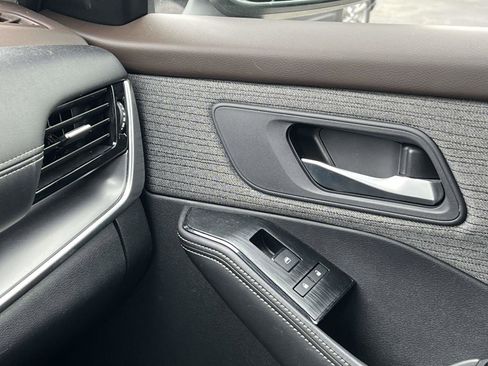 Used 2022 Nissan Rogue SV image 35