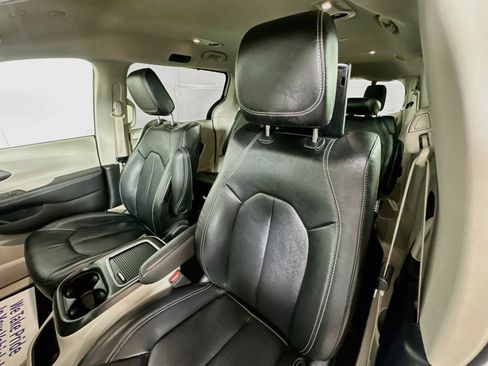 Used 2022 Chrysler Pacifica Touring-L w/ Uconnect Theater Family Group FWD image 20