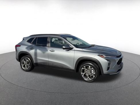 Used 2025 Chevrolet Trax LT image 2