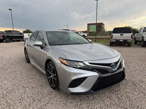 Used 2020 Toyota Camry SE FWD image 2