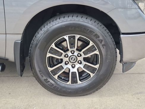 Used 2018 Nissan Titan SV w/ SV Convenience Package RWD image 25