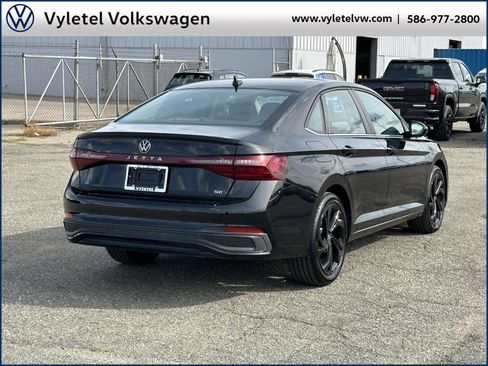 Certified 2025 Volkswagen Jetta SE w/ Sunroof Package image 3