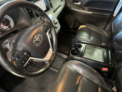 Used 2015 Toyota Sienna SE FWD image 12