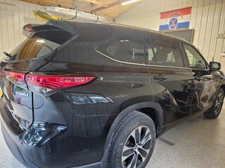 Used 2020 Toyota Highlander XLE AWD/4WD image 5