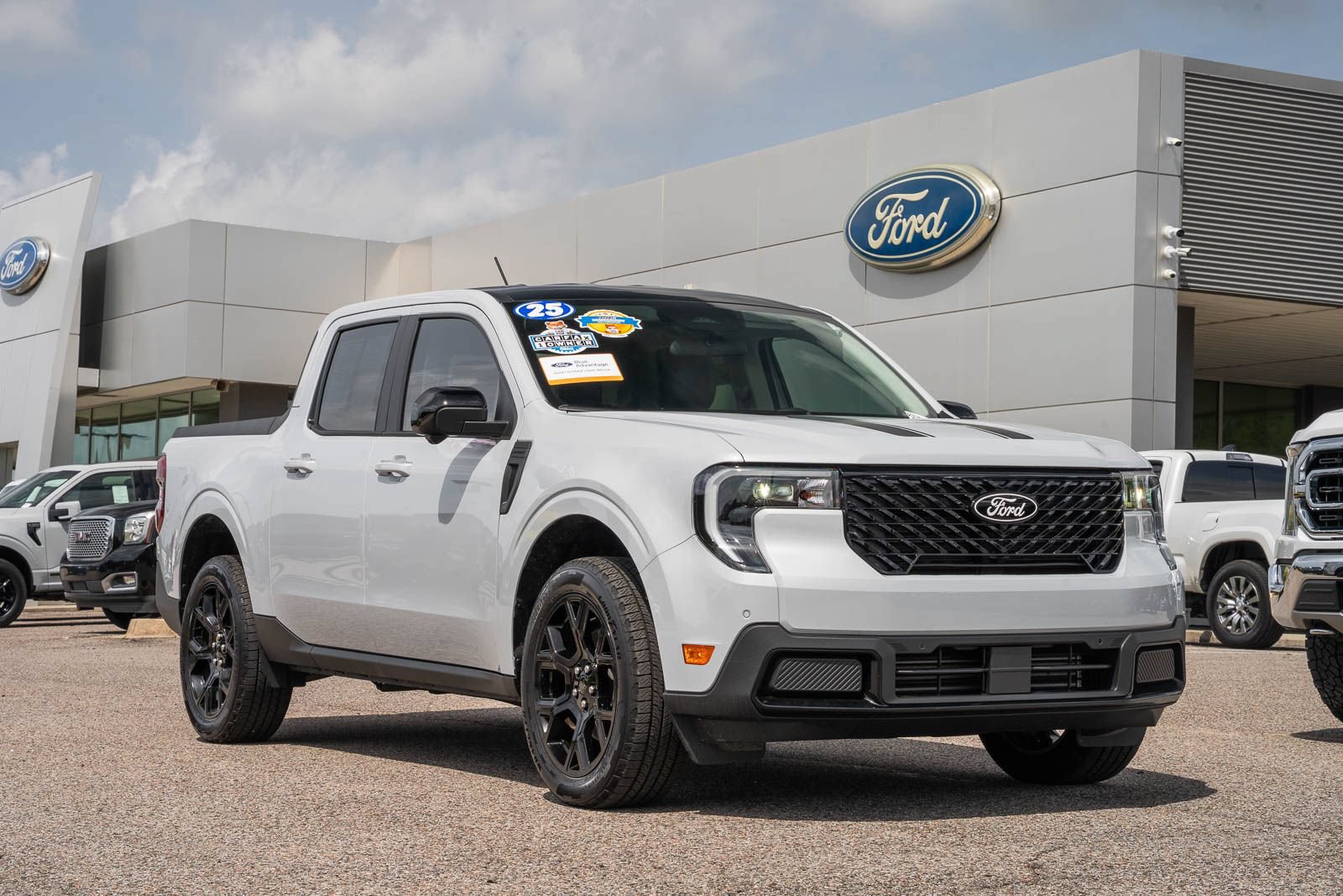 Certified 2025 Ford Maverick Lariat w/ Black Appearance Package AWD/4WD image 1