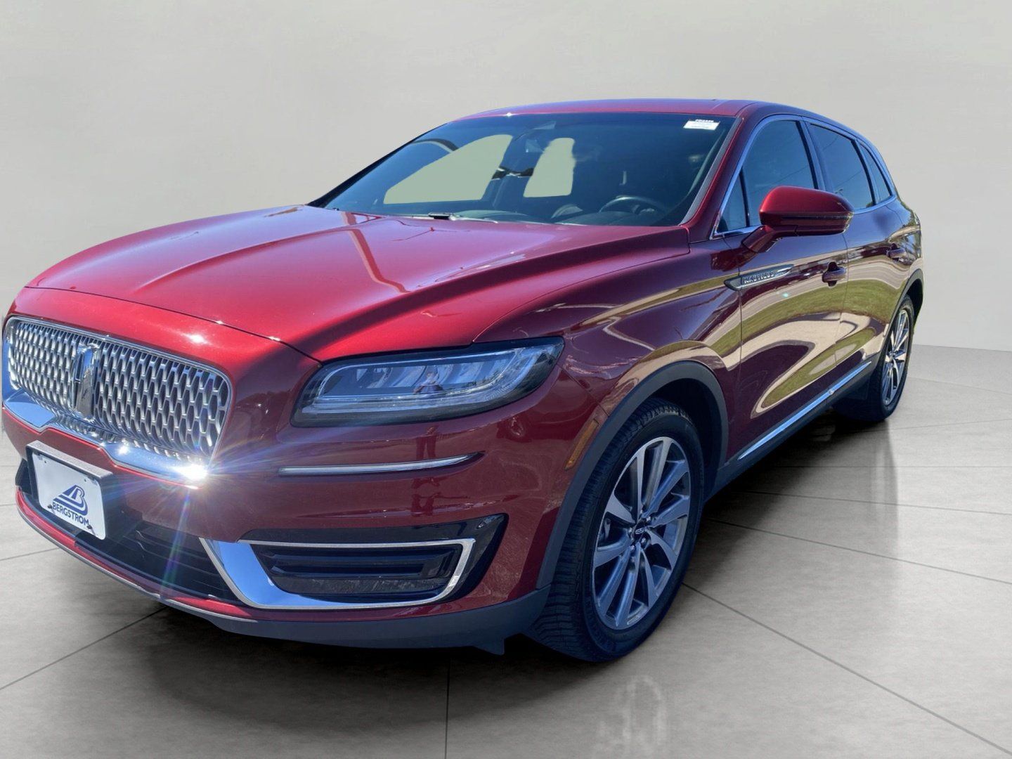 Used 2019 Lincoln Nautilus Select AWD/4WD image 3