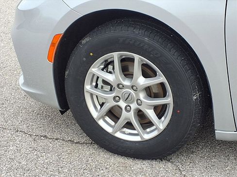 Used 2024 Chrysler Pacifica Touring-L image 25