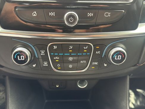 Used 2020 Chevrolet Traverse LT w/ Driver Confidence II Package AWD/4WD image 38