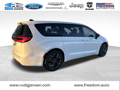 New 2026 Chrysler Pacifica Select image 8