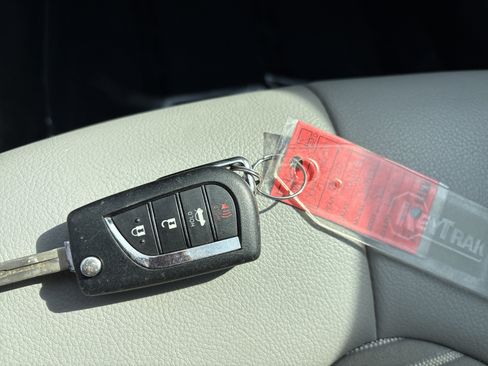 Used 2020 Toyota Camry SE image 35