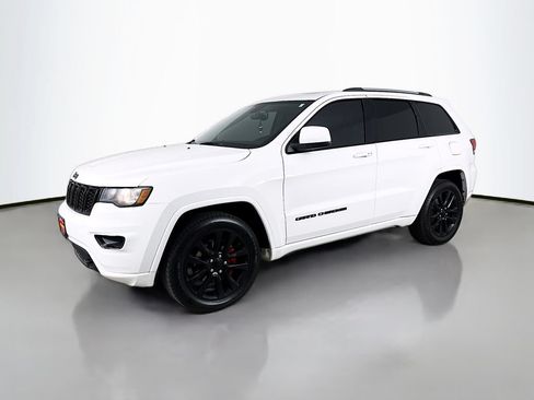 Used 2018 Jeep Grand Cherokee Laredo AWD/4WD image 3