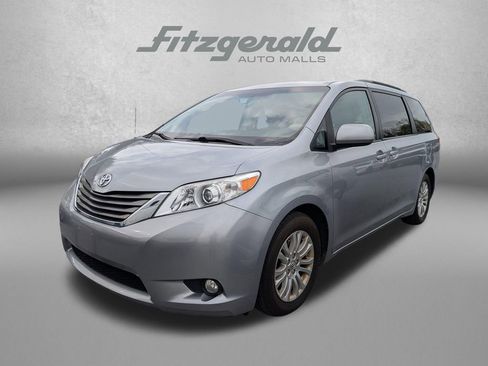 Used 2014 Toyota Sienna XLE image 2