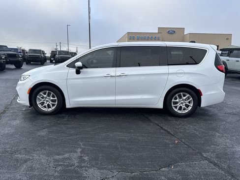 Used 2023 Chrysler Pacifica Touring-L image 8