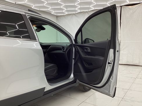 Used 2018 Chevrolet Trax LT w/ LT Convenience Package AWD/4WD image 17