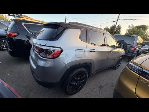 Used 2022 Jeep Compass Latitude FWD image 4